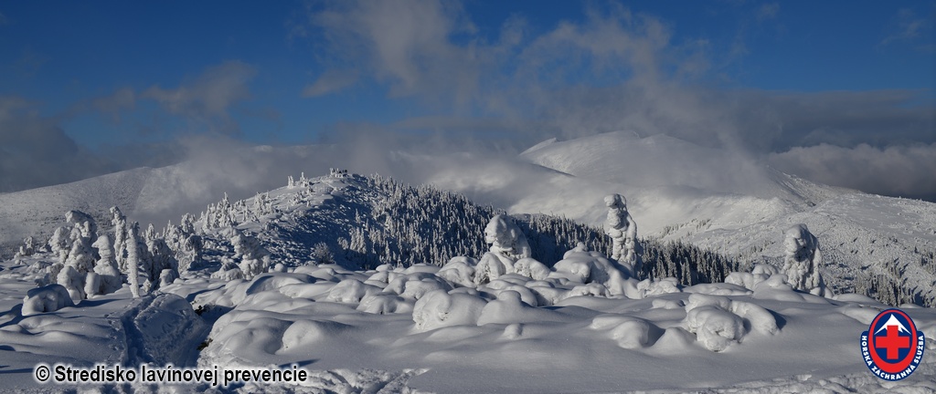 2021-01-09 Pohľad na hlavný hrebeň Nízkych Tatier v popredí Lajštroch