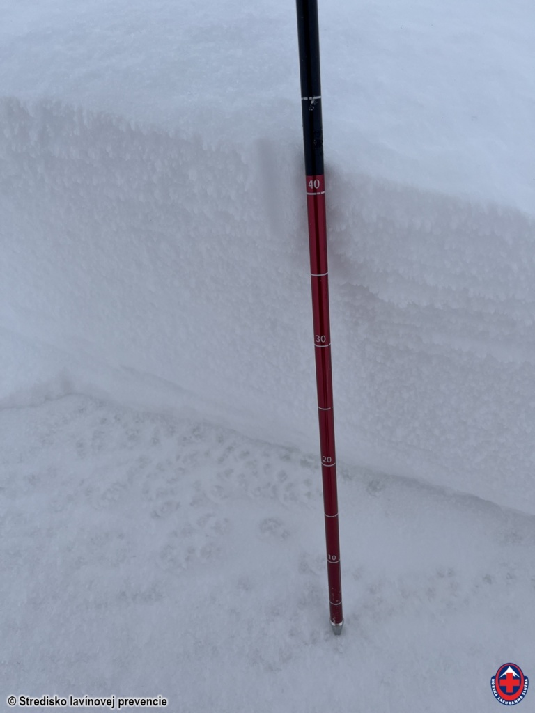2023-01-12 Nízke Tatry, Chopok, Lukovský kotol, odtrh lavíny, vrstva nafúkaného snehu na ľadovej vrstve starého snehu